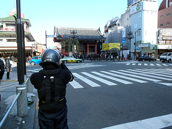 浅草寺（雷門）前にて